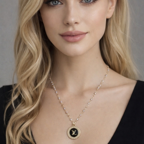 Chic Gold Black Pearl Necklace LV Zipper Pull Charm - Picture 2 of 8